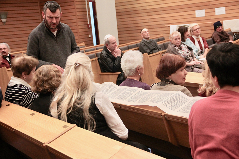 Kantor Moshe Hayoun spricht zu Gemeinde