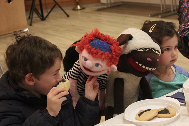 Kinder spielen mit Handpuppen