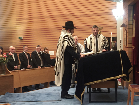 Rabbiner betet zur Gemeinde