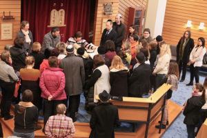 Mitarbeiterinnen und Mitarbeiter des Freiburger Caritasverbandes in der Synagoge