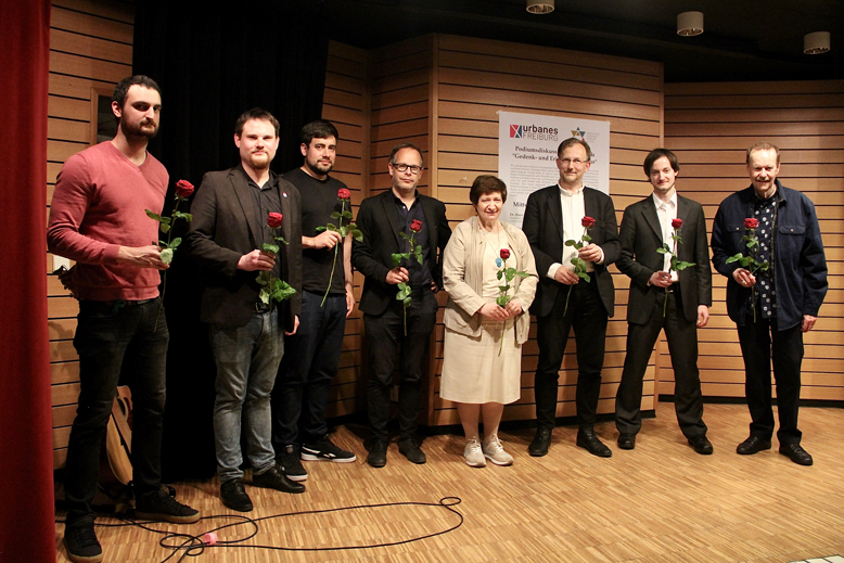 Podiumsdiskussion Teilnehmer halten Rosen