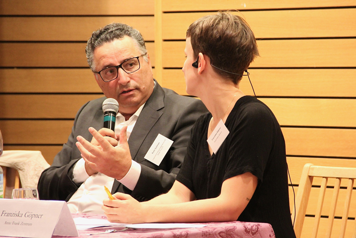Irina Katz, Rami Suliman und Franziska Göpner reden miteinander