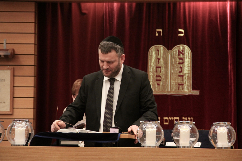 Rabbiner spricht zu Gemeinde