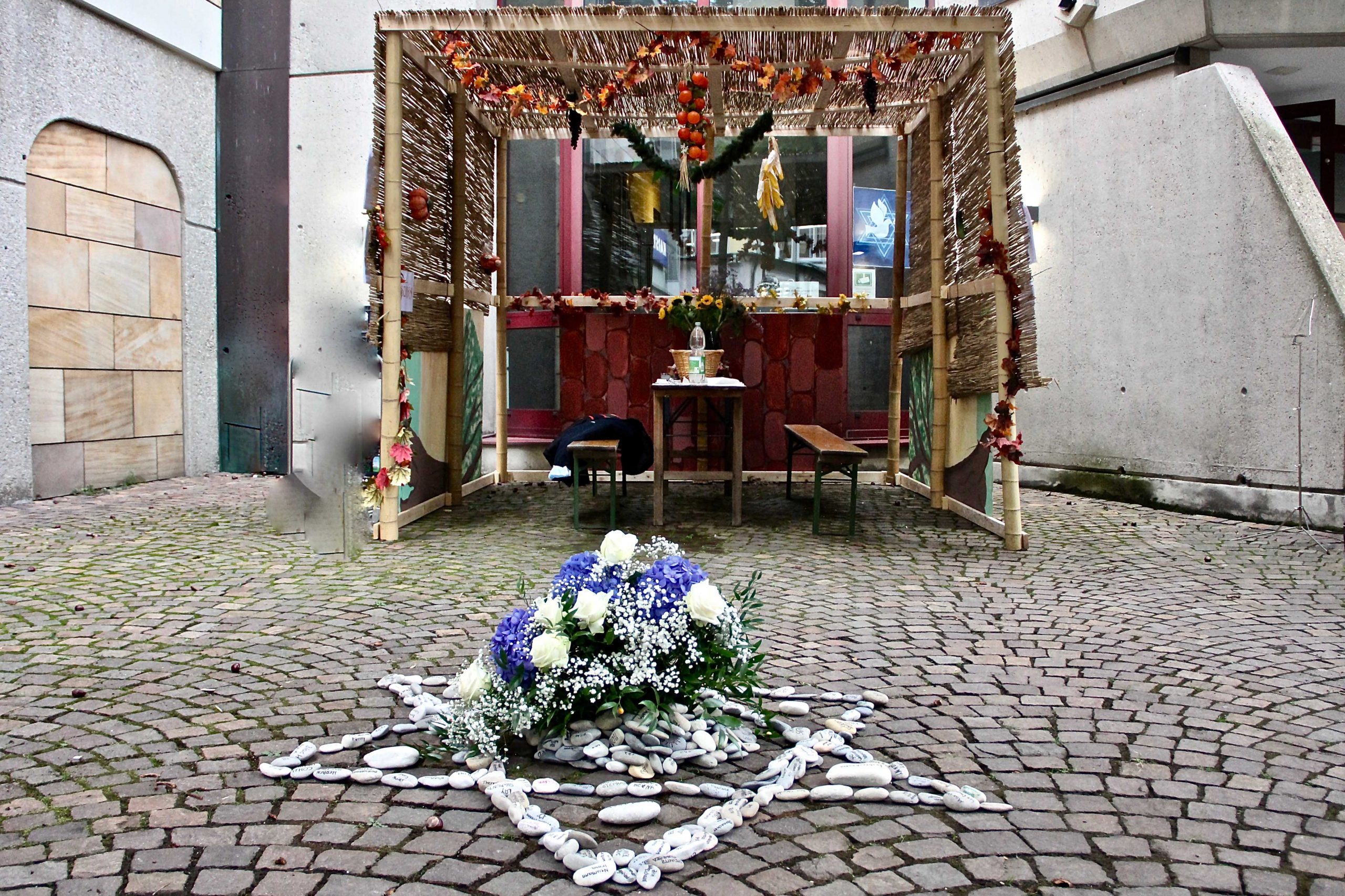 Blumenkranz vor Pavillion