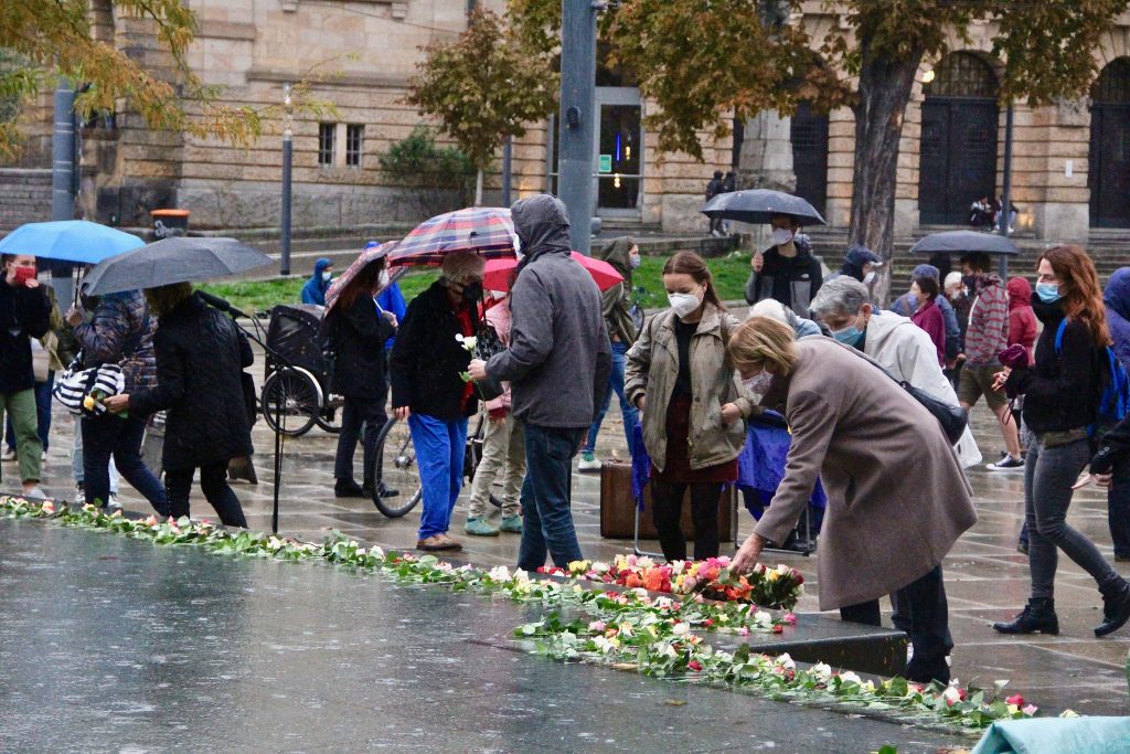 Frau legt Blume nieder