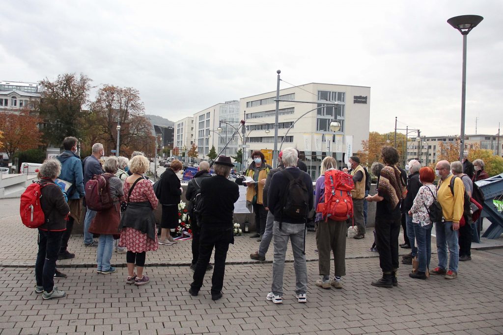 Gemeinde an Gedenkstaette