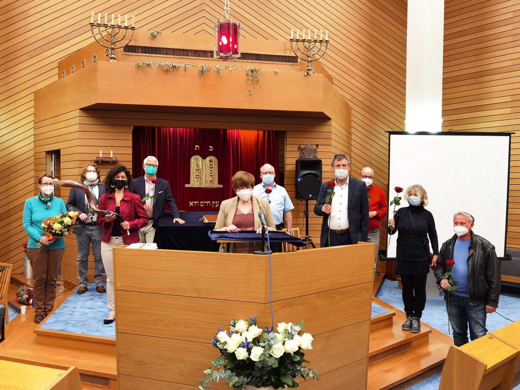 Gemeinde auf Podium