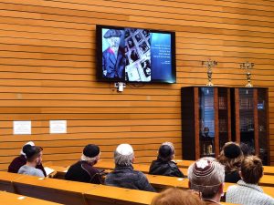 Gemeinde schaut auf Fernseher