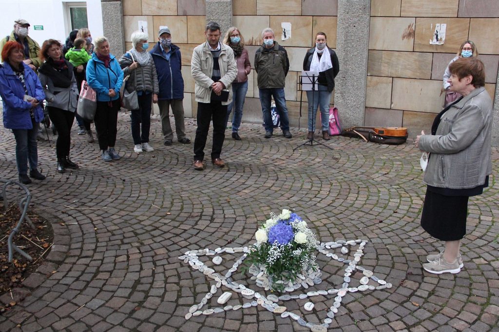 Gemeinde vor Blumenkranz