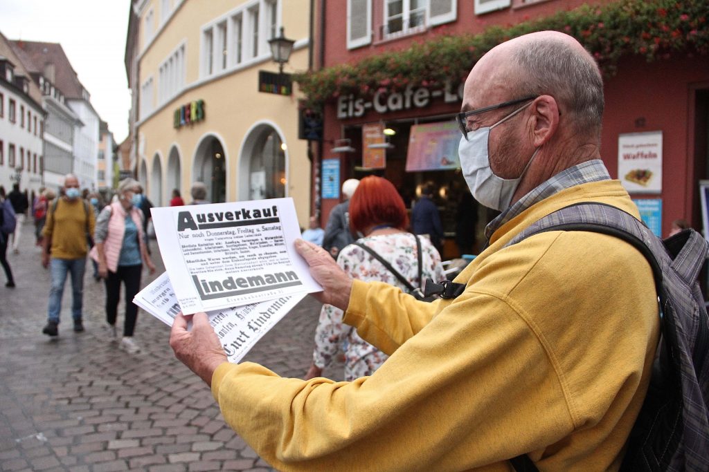 Mann zeigt Blaetter