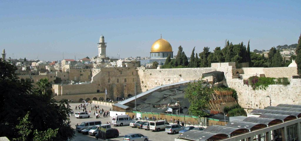 Blick auf die Klagemauer und den Tempelberg mit der goldenen Kuppel in Jerusalem