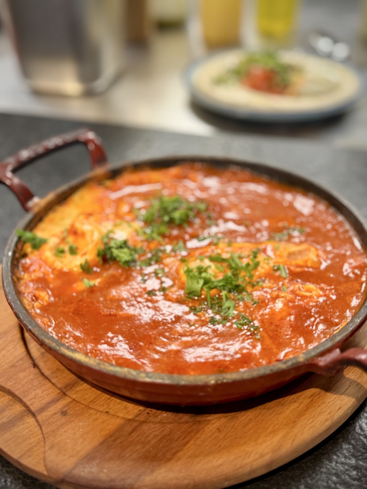 Schakschuka in einer Servierpfanne