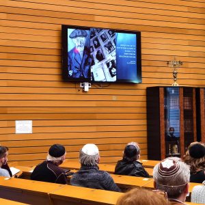 Gemeinde schaut auf Fernseher