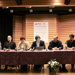 IMG_6432_komp Podiumsdiskussion zwischen 6 Personen