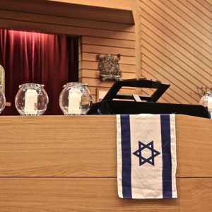 podium mit Flagge Israels