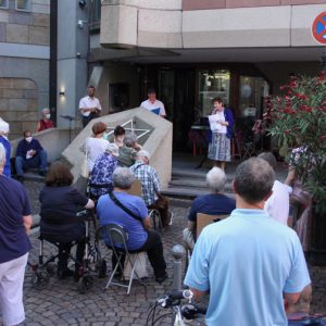 Irina Katz spricht zu Gemeinde auf den Synagogenstufen